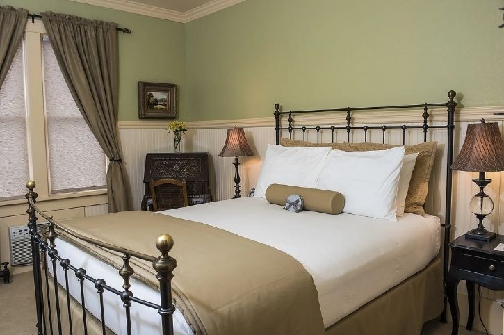 Classic Queen Guest Room, Chamberlin Inn, Cody, Wyoming