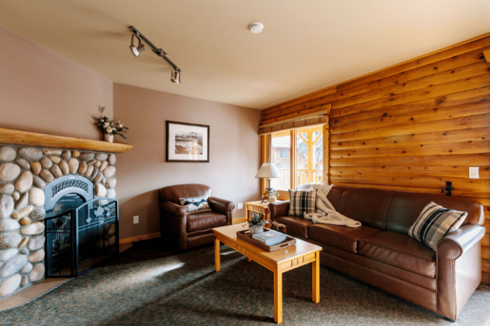 Miette Mountain Cabins, Jaspar - Cedar Lodge luxury suite, sitting room