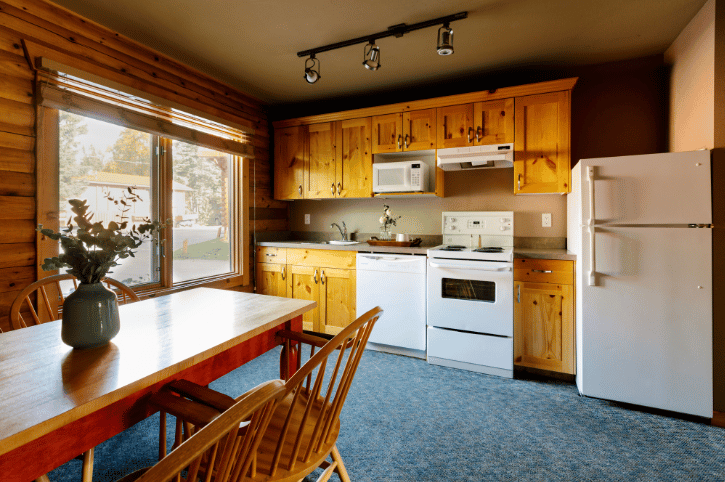 Miette Mountain Cabins, Jaspar - Cedar Lodge luxury suite, kitchen