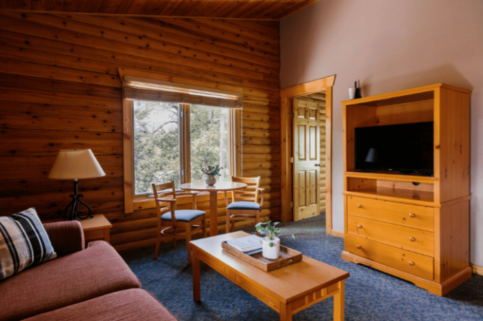 Miette Mountain Cabins, Jaspar - Cedar Lodge one bedroom suite, sitting room