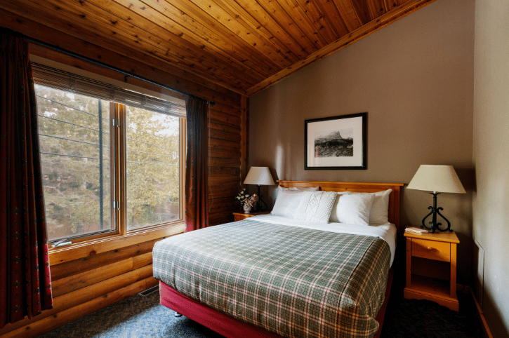 Miette Mountain Cabins, Jaspar - Cedar Lodge one bedroom suite bedroom