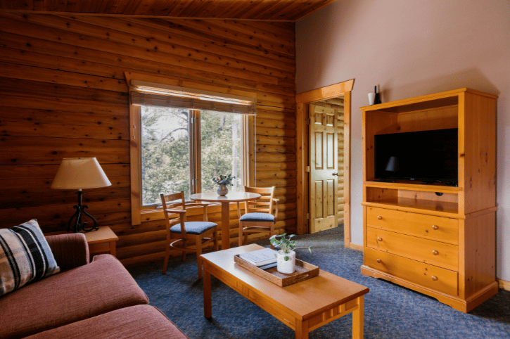 Miette Mountain Cabins, Jaspar - Cedar Lodge one bedroom suite, sitting room